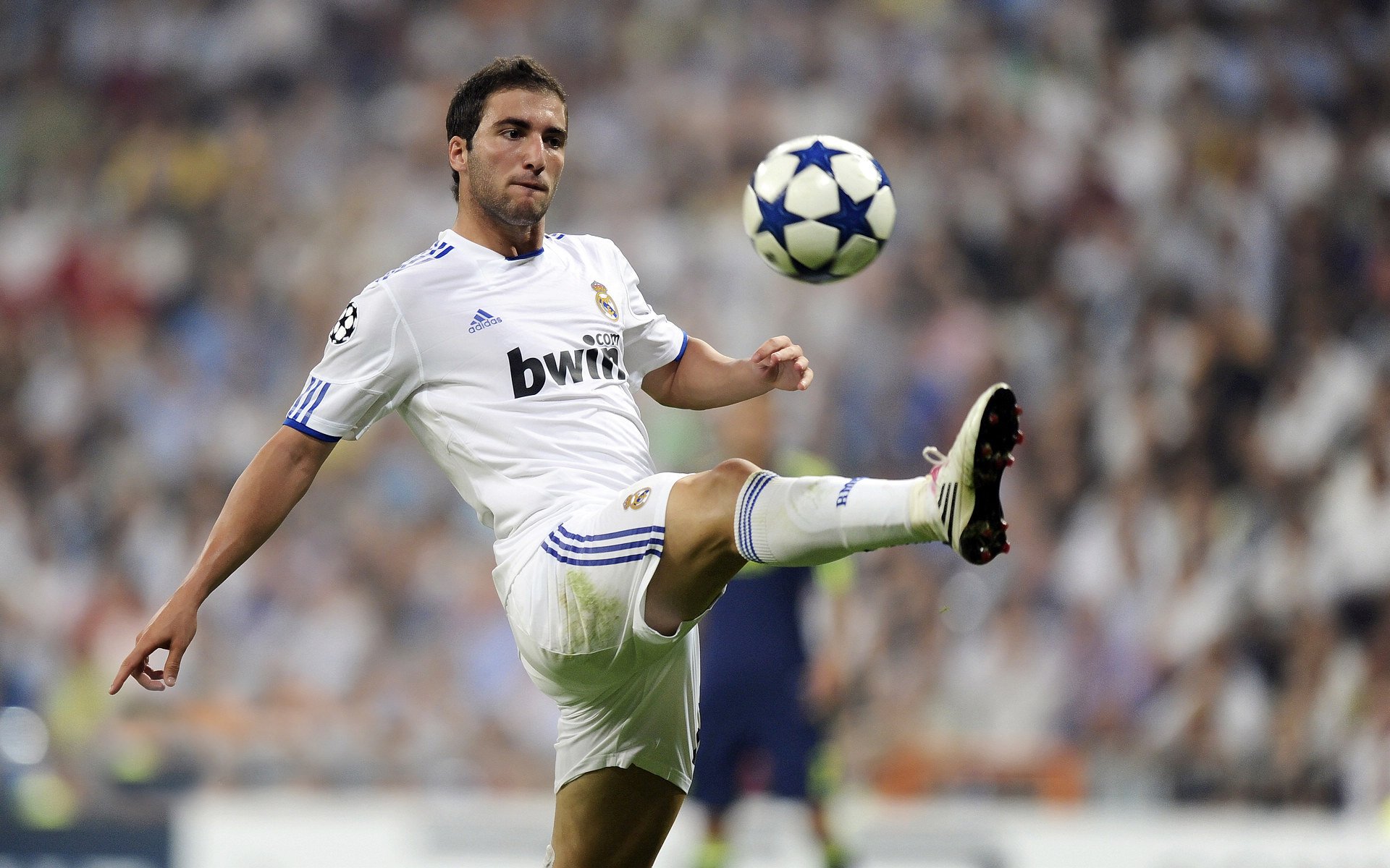 热刺利用中场厚度组织有效反击，热刺中场球员