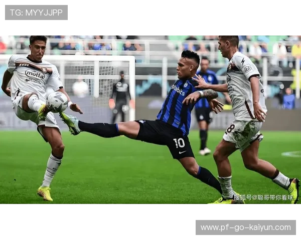 劳塔罗与队友撞墙配合后破门，国际米兰攻守转换到位